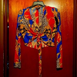 Beautiful crop top (not suppose to have buttons) just tie it in the front